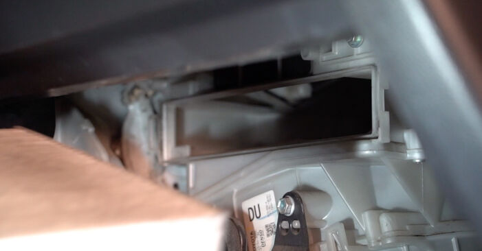 Jak zdjąć i wymienić Filtr klimatyzacji Toyota RAV4 3 2.0 4WD (ZSA30_) 2009 - łatwe w użyciu instrukcje online