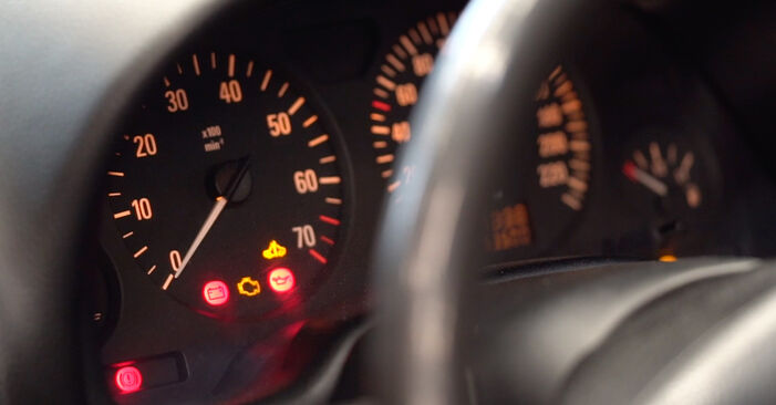Trinn-for-trinn anbefalinger for hvordan du kan bytte Opel Astra g f48 1999 1.7 DTI 16V (F08, F48) Drivstoffilter selv