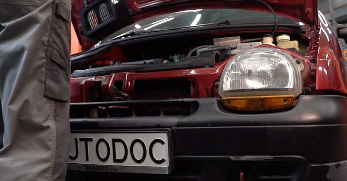 Wie man Zündkerzen am Renault Twingo Mk1 1993 ersetzt - Kostenfreie PDF- und Videotipps