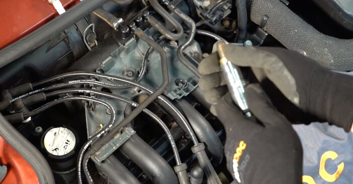 Wie kompliziert ist es, selbst zu reparieren: Zündkerzen am Renault Twingo Mk1 1.2 16V 1999 ersetzen – Laden Sie sich illustrierte Wegleitungen herunter