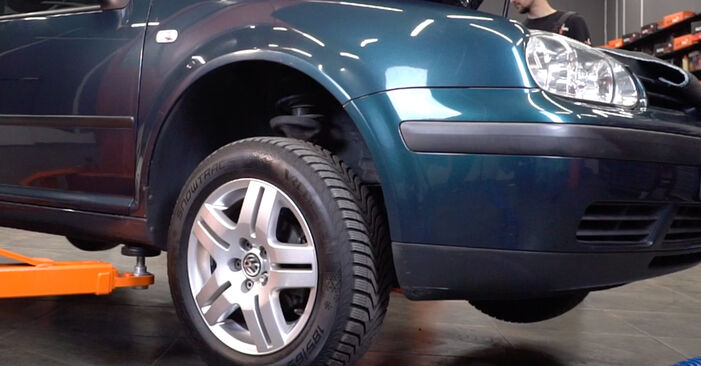 Kaip pakeisti VW GOLF Skersinės vairo trauklės galas - išsamios instrukcijos ir vaizdo pamokos