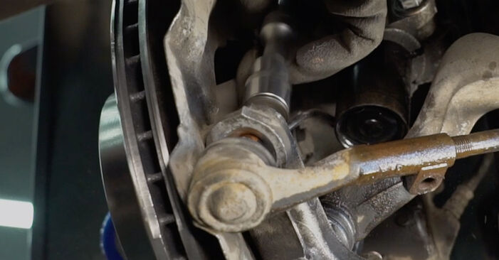 Колко време отнема смяната: Накрайник на напречна кормилна щанга на BMW E92 2013 - информативен PDF наръчник
