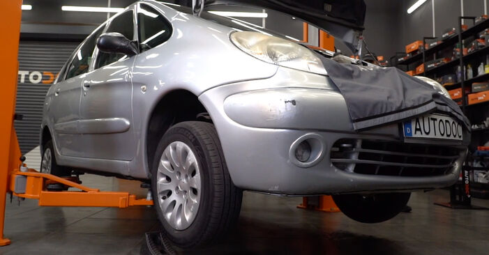 Sustitución de Rótula de Dirección en un Citroën Xsara Picasso 1.6 HDi 2001: manuales de taller gratuitos