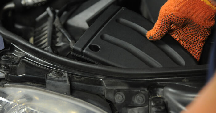 Trinn-for-trinn anbefalinger for hvordan du kan bytte Audi A4 B7 Avant 2007 2.0 TFSI quattro Luftfilter selv