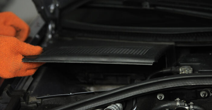 Austauschen Anleitung Innenraumfilter am Audi A4 B7 Avant 2004 2.0 TDI selbst