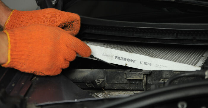 Sostituzione Filtro Antipolline carbone attivo e biofunzionale su Audi A4 B7 1.8 T 2005 - scarica la guida illustrata