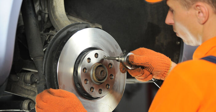Wie schmierig ist es, selber zu reparieren: Bremsscheiben beim Audi A4 B7 Avant 1.8 T 2005 wechseln – Downloaden Sie sich Bildanleitungen