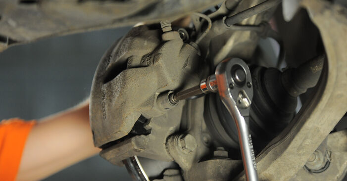Trinn-for-trinn anbefalinger for hvordan du kan bytte Audi A4 B7 Avant 2007 2.0 TFSI quattro Bremseskiver selv