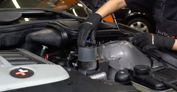 BMW 5 SERIES 530d 3.0 Üzemanyagszűrő cseréje: online leírások és videó-útmutatók