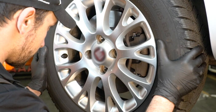 Vanskelighetsgrad: Bytte av Endeledd på Fiat Punto 199 1.9 D Multijet 2011 – last ned illustrert veiledning