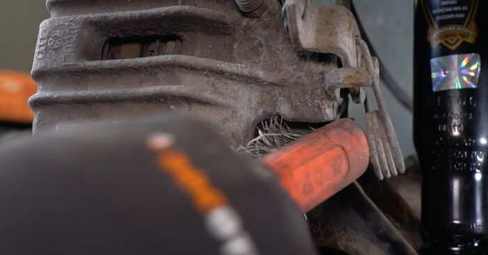 Wie schmierig ist es, selber zu reparieren: Bremsbeläge beim Audi A4 B7 Avant 1.8 T 2005 wechseln – Downloaden Sie sich Bildanleitungen