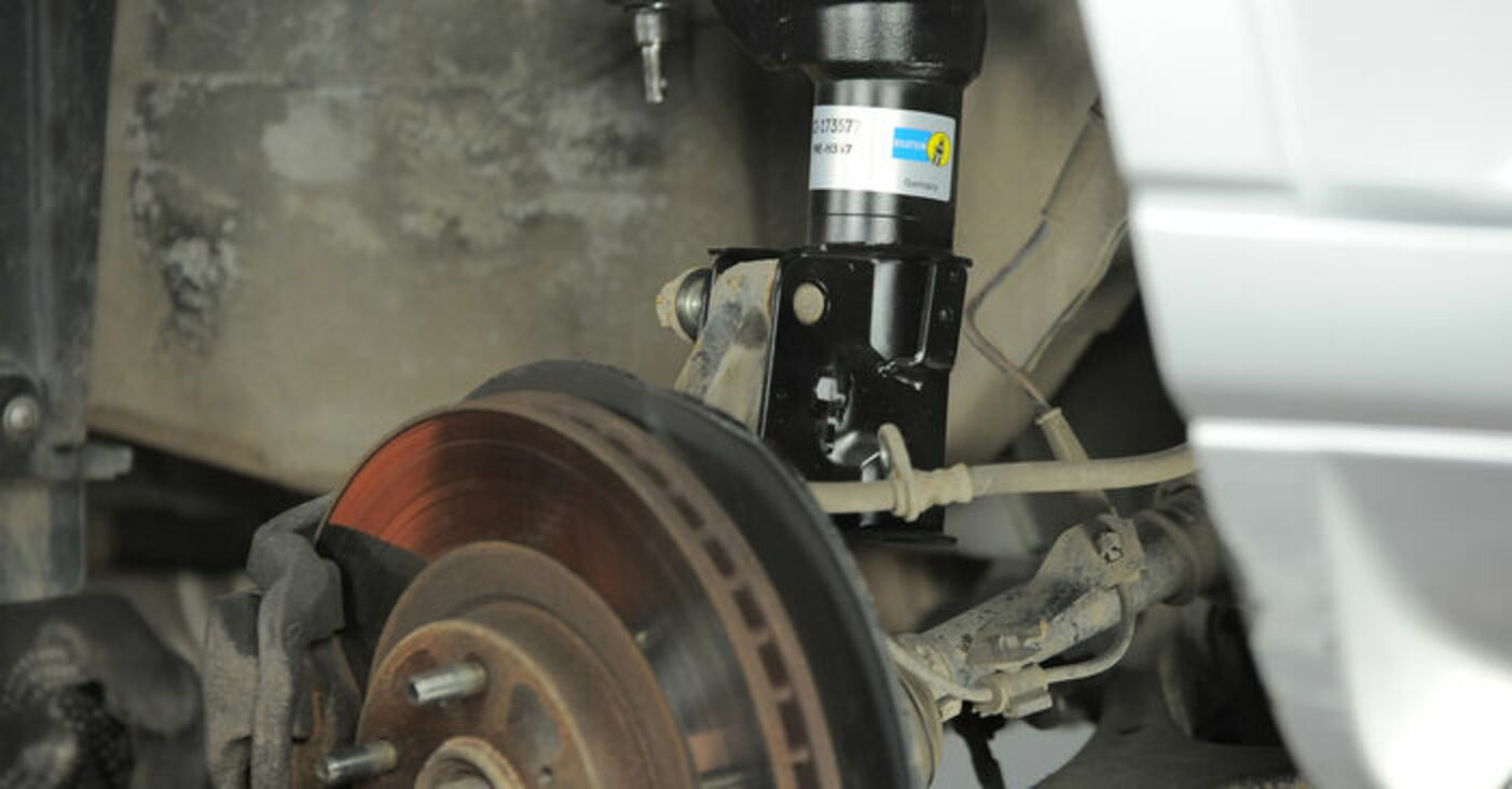 How to change front suspension strut on Honda CR-V II – replacement guide