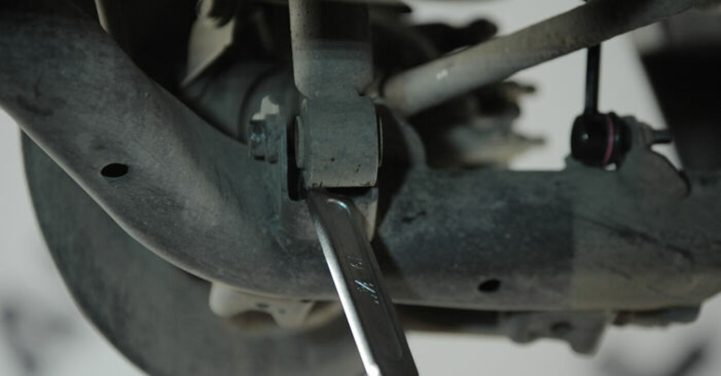 How to change rear suspension strut on Honda CR-V II – replacement guide