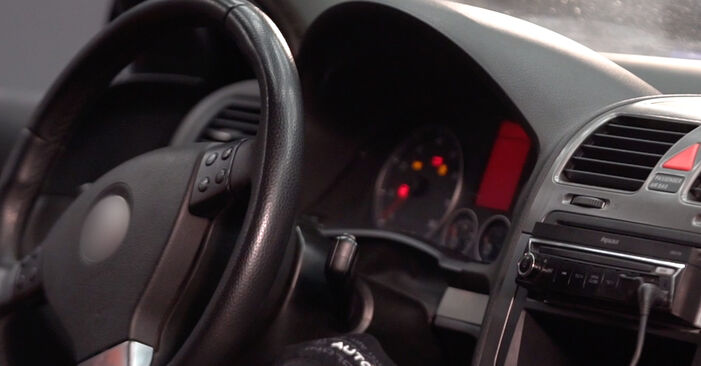 Reemplace Filtro de Habitáculo en un Honda CR-V II 2005 2.0 (RD5) usted mismo