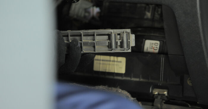 Honda CR-V II 2.2 CTDi (RD9) 2003 Kabínový filter výmena: bezplatné návody z našej dielne