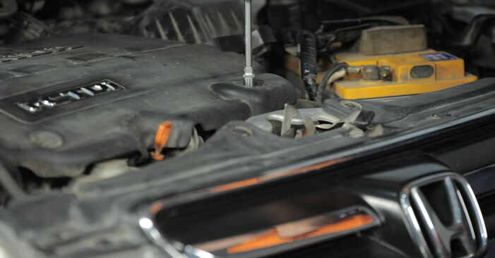 Vanskelighetsgrad: Bytte av Luftfilter på Honda CR-V II 2.4 4WD (RD7) 2012 – last ned illustrert veiledning