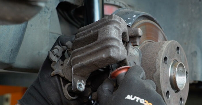 Wie kompliziert ist es, selbst zu reparieren: Radlager am Audi A6 C5 Avant 1.8 T quattro 2003 ersetzen – Laden Sie sich illustrierte Wegleitungen herunter