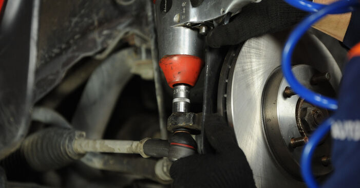 Стъпка по стъпка препоруки за самостоятелна смяна на Mazda 3 Седан 2001 2.0 Накрайник на напречна кормилна щанга