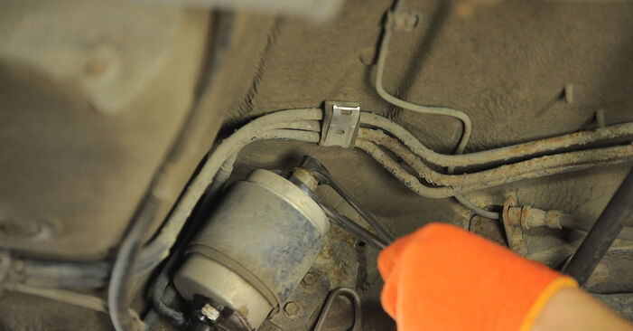Hvordan man fjerner AUDI 80 Brændstoffilter - nem at følge online instruktioner