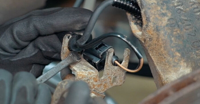 Wie schmierig ist es, selber zu reparieren: Bremsscheiben beim Audi A4 B5 S4 2.7 quattro 2000 wechseln – Downloaden Sie sich Bildanleitungen