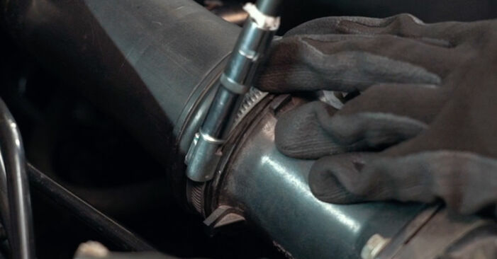Wie schmierig ist es, selber zu reparieren: Luftmassenmesser beim Audi A4 B5 S4 2.7 quattro 2000 wechseln – Downloaden Sie sich Bildanleitungen