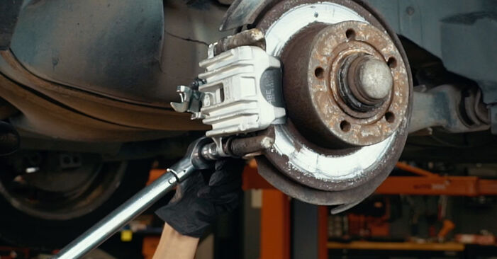 Wie problematisch ist es, selber zu reparieren: Bremssattel beim Audi A4 B5 S4 2.7 quattro 2000 auswechseln – Downloaden Sie sich bebilderte Tutorials
