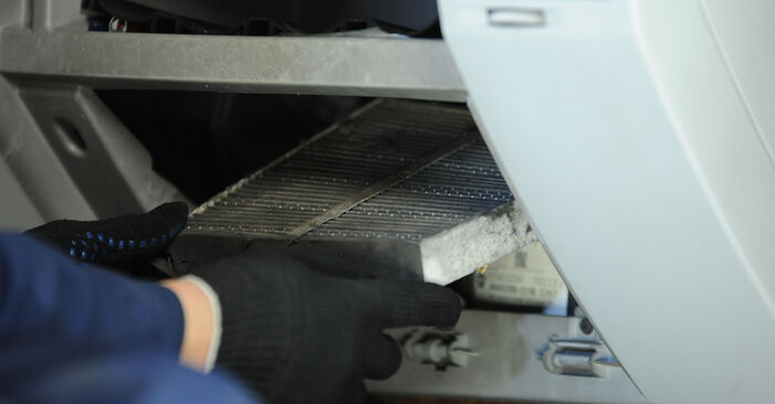 Jak wymienić Filtr powietrza kabinowy w DODGE Caliber Hatchback 2.4 2011: pobierz instrukcje PDF i instrukcje wideo