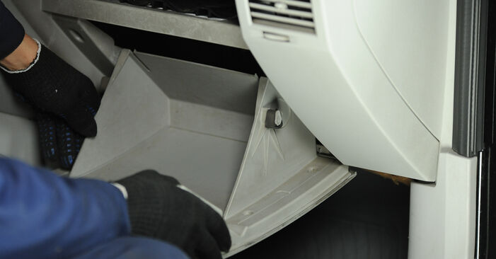 Wie lange benötigt das Auswechseln der Teile: Innenraumfilter beim Dodge Caliber SRT4 2014 - Detailliertes PDF-Tutorial