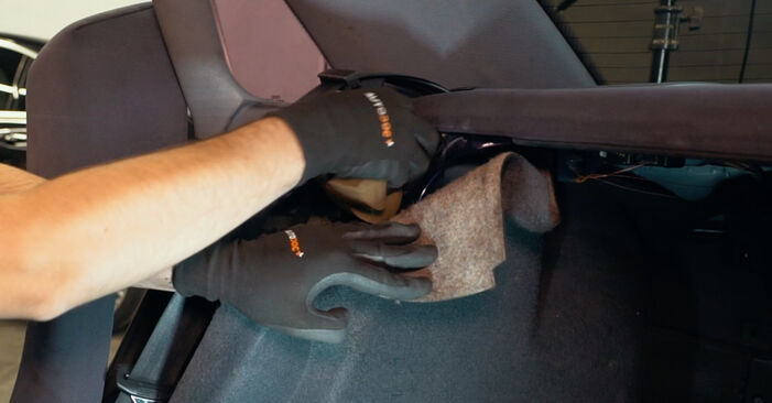 AUDI A4 Spyruoklės keitimas: nemokamos remonto instrukcijos