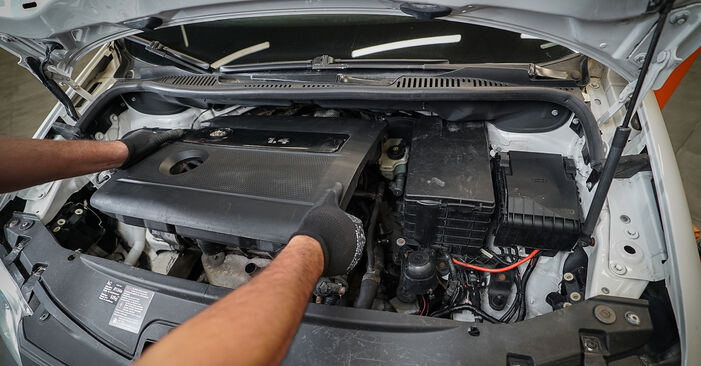 VW Caddy 3 1.6 TDI 2005 Filtro Aria sostituzione: manuali dell'autofficina