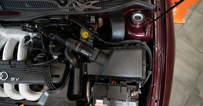 AUDI A3 Hatchback (8L1) 1.6 Filtr powietrza silnika wymiana: przewodniki online i samouczki wideo