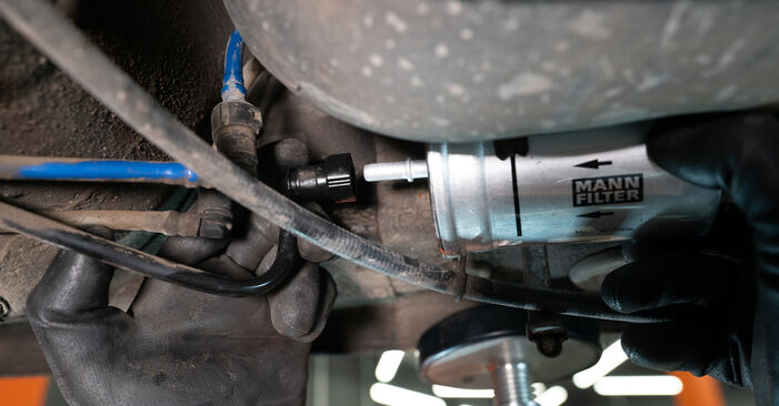 Wie schmierig ist es, selber zu reparieren: Kraftstofffilter beim Audi A3 8L 1.9 TDI 2002 wechseln – Downloaden Sie sich Bildanleitungen