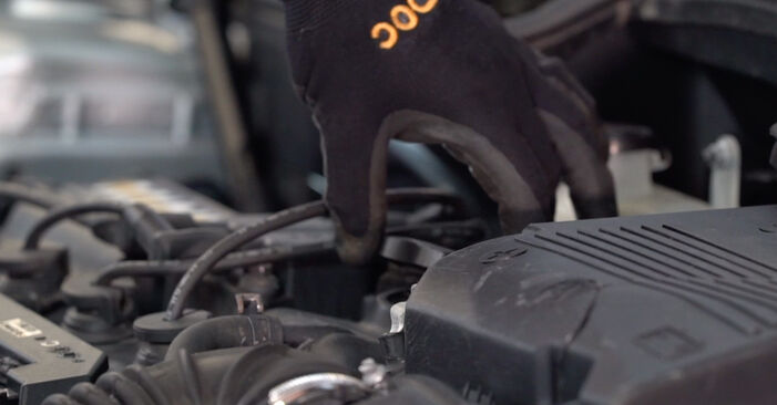 Jak wymienić Filtr oleju w MINI Hatchback (R50, R53) 1.4 One D 2006: pobierz instrukcje PDF i instrukcje wideo