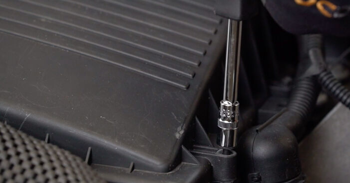 Hvordan bytte Luftfilter på MINI Hatchback (R50, R53) 1.4 D One 2004 selv