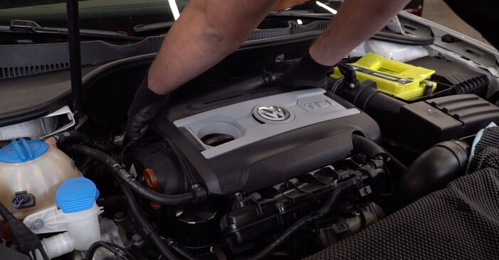 Смяна на VW Golf 6 2.0 TDI 2010 Запалителна свещ: безплатни наръчници за ремонт