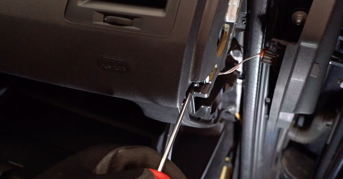 Reemplace Filtro de Habitáculo en un Renault Mégane 2 Sedan 2013 1.6 usted mismo