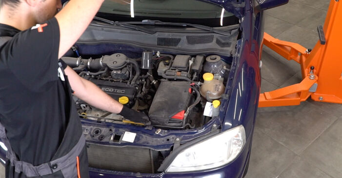 Wie man Ölfilter beim Opel Astra G CC 1998 wechselt - Gratis PDF- und Video-Tutorials