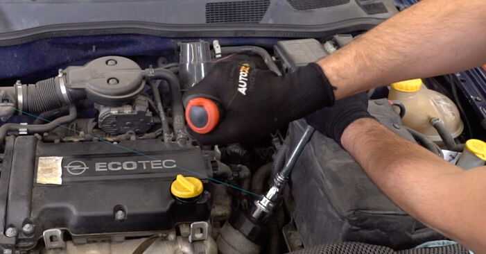 Wechseln Sie Ölfilter beim Opel Astra G CC 2008 1.6 16V (F08, F48) selber aus