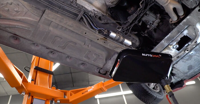 Wie man BMW 3 Cabrio (E46) 330 Ci 2001 Kraftstofffilter wechselt - Schritt-für-Schritt-Leitfäden und Video-Tutorials