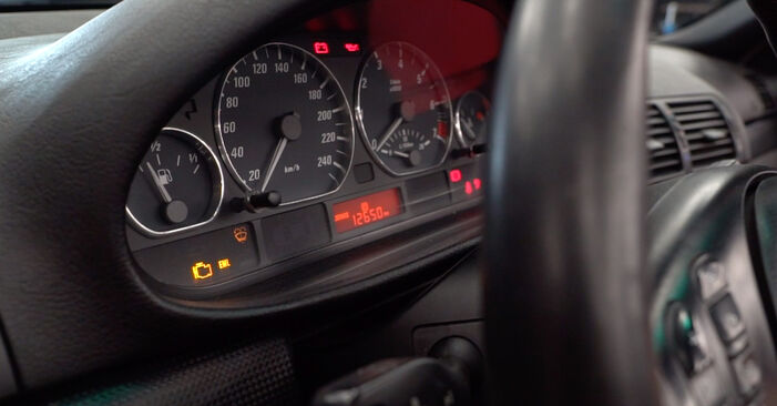 Hoe Brandstoffilter wisselen BMW 3 Cabrio (E46) 2005: download pdf-gidsen en video-tutorials