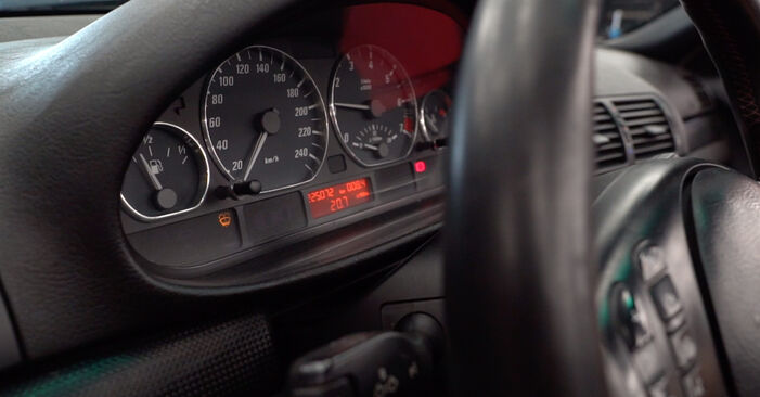 Wie problematisch ist es, selber zu reparieren: Kraftstofffilter beim BMW E46 Cabrio 320Cd 2.0 2006 auswechseln – Downloaden Sie sich bebilderte Tutorials