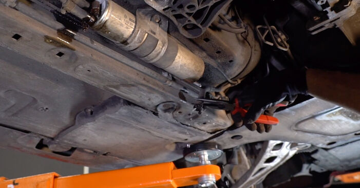 BMW E46 Cabrio 320Cd 2.0 2006 Kraftstofffilter wechseln: wie schwer ist es, selbst zu reparieren - Downloaden Sie sich illustrierte Anleitungen