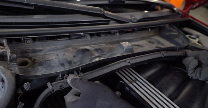 Schrittweise Anleitung zum eigenhändigen Ersatz von BMW E46 Cabrio 2005 323Ci 2.5 Innenraumfilter