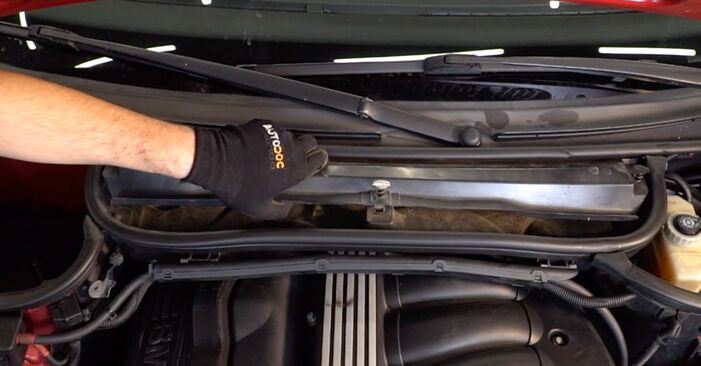 Tauschen Sie Innenraumfilter beim BMW 3 Cabrio (E46) 318Ci 2.0 2003 selbst aus
