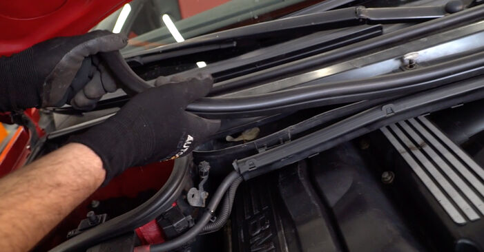 Kā nomainīt Salona filtrs BMW 3 Cabrio (E46) 2005 - lejupielādējiet PDF rokasgrāmatas un video instrukcijas