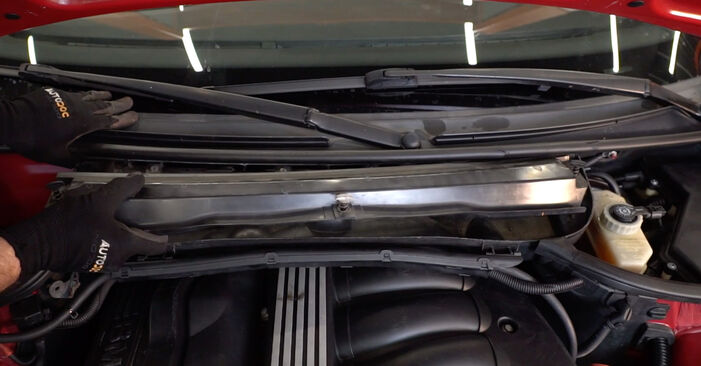 Wie schmierig ist es, selber zu reparieren: Innenraumfilter beim BMW E46 Cabrio 320Cd 2.0 2006 wechseln – Downloaden Sie sich Bildanleitungen