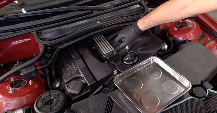 Wie schmierig ist es, selber zu reparieren: Ölfilter beim BMW E46 Cabrio 320Cd 2.0 2006 wechseln – Downloaden Sie sich Bildanleitungen