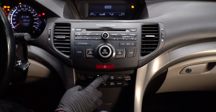 Svojpomocná výmena Kabínový filter na aute Honda Accord VIII CU 2018 2.0 i (CU1)