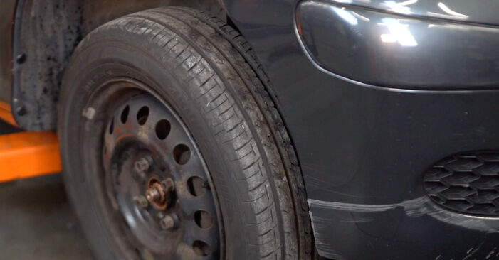 Wie kompliziert ist es, selbst zu reparieren: Stoßdämpfer am Toyota Aygo AB1 1.0 (KGB10_) 2011 ersetzen – Laden Sie sich illustrierte Wegleitungen herunter