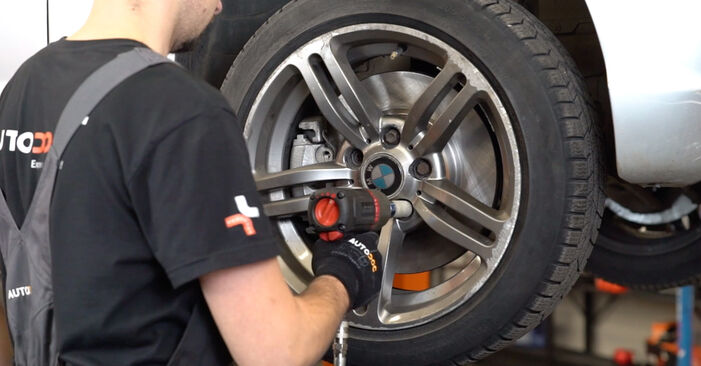 Wie kompliziert ist es, selbst zu reparieren: Stoßdämpfer am BMW E46 Touring 330xd 2.9 2005 ersetzen – Laden Sie sich illustrierte Wegleitungen herunter